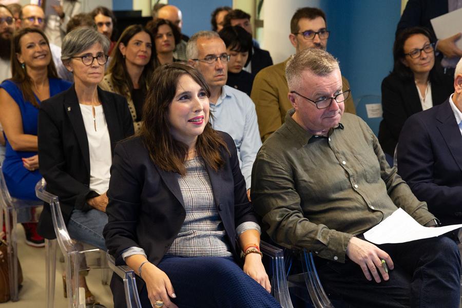 O VICYT e a delegada, no acto de inauguración do novo computador cuántico do CESGA