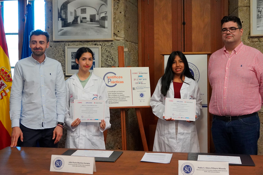 João Paulo Martins Ferreira (IEGPS), Rocío Figueroa Guisande, Albani del Carmen Martínez Salas y Estrella Tupac Yupanqui Quispe (IES Xelmírez II)